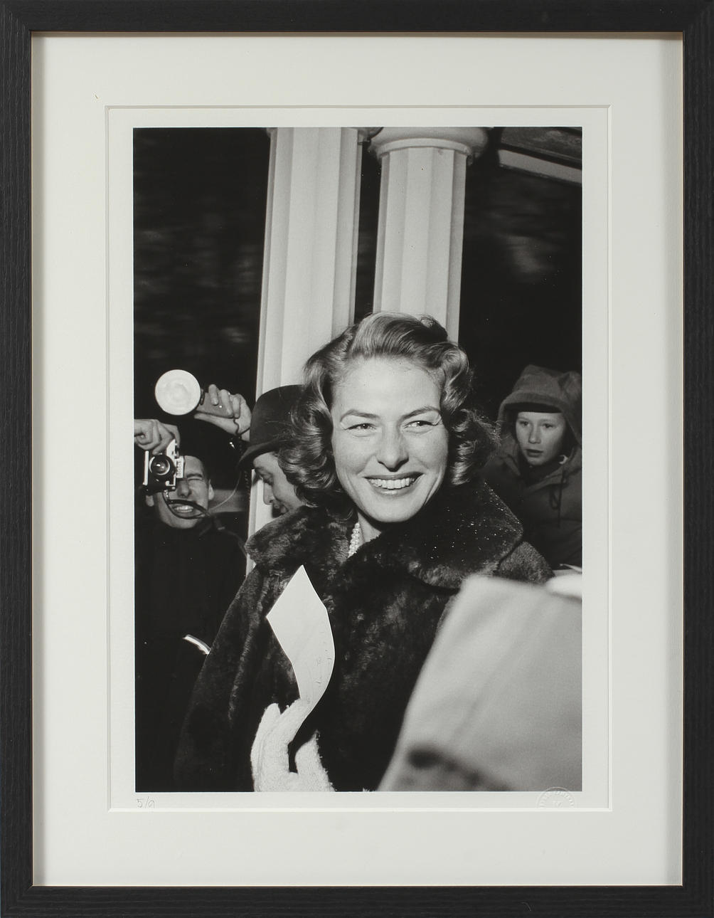 FOTOGRAFI, "Ingrid Bergman besöker Göteborg 9 mars 1958" . Pigmentbläck på fotopapper, 5 av 9 numrerade exemplar, Bildbyrån Kamerareportage AB samlingar.