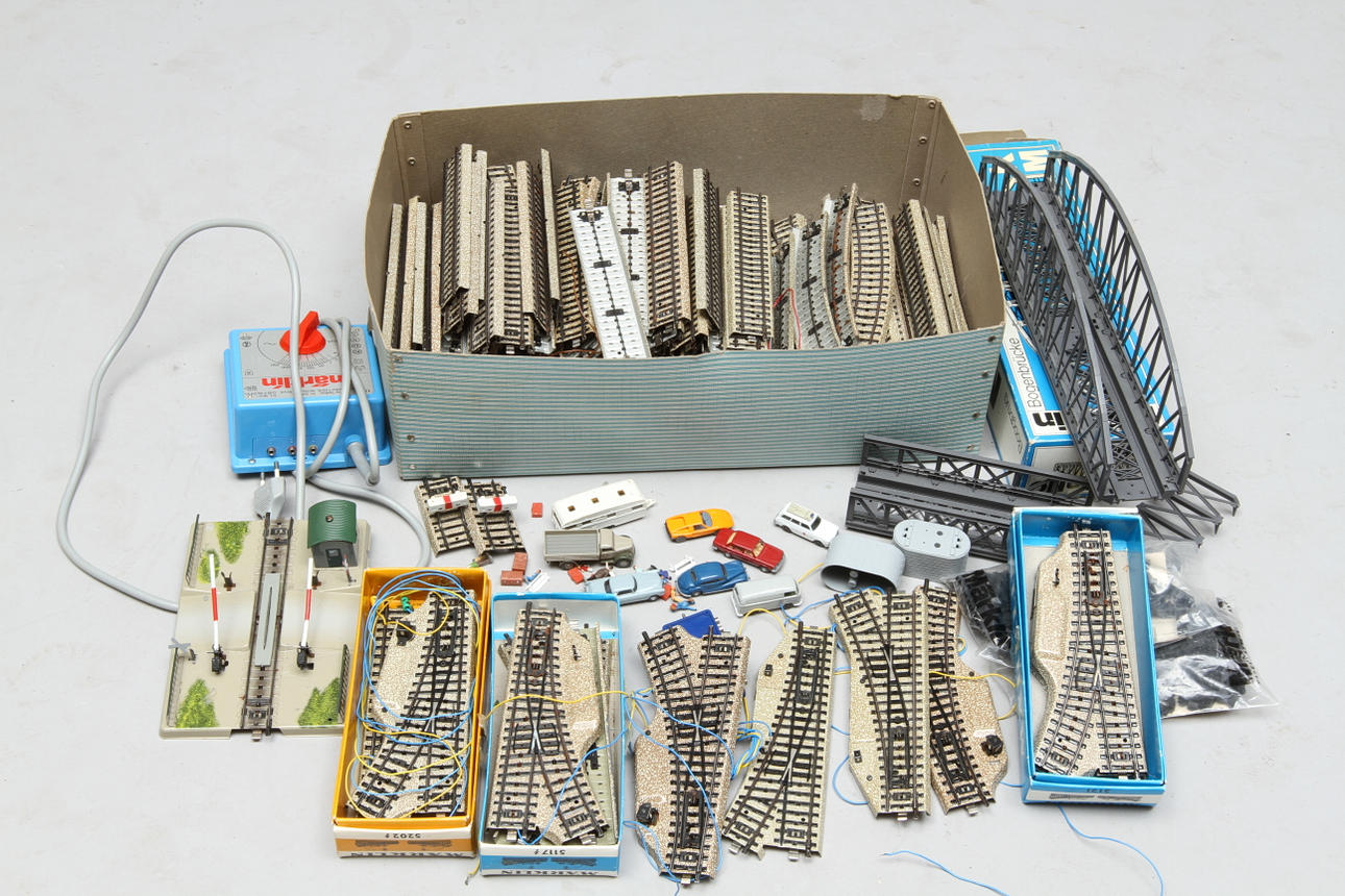 MÄRKLIN SKALA H0 M-RÄLS, VÄXLAR, BRO, WIKINGBILAR.