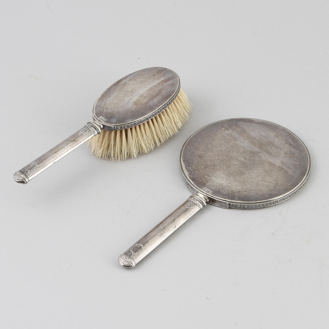 SPEGEL samt HÅRBORSTE, W A Bolin, silver, Sverige, 1951 - 1952.