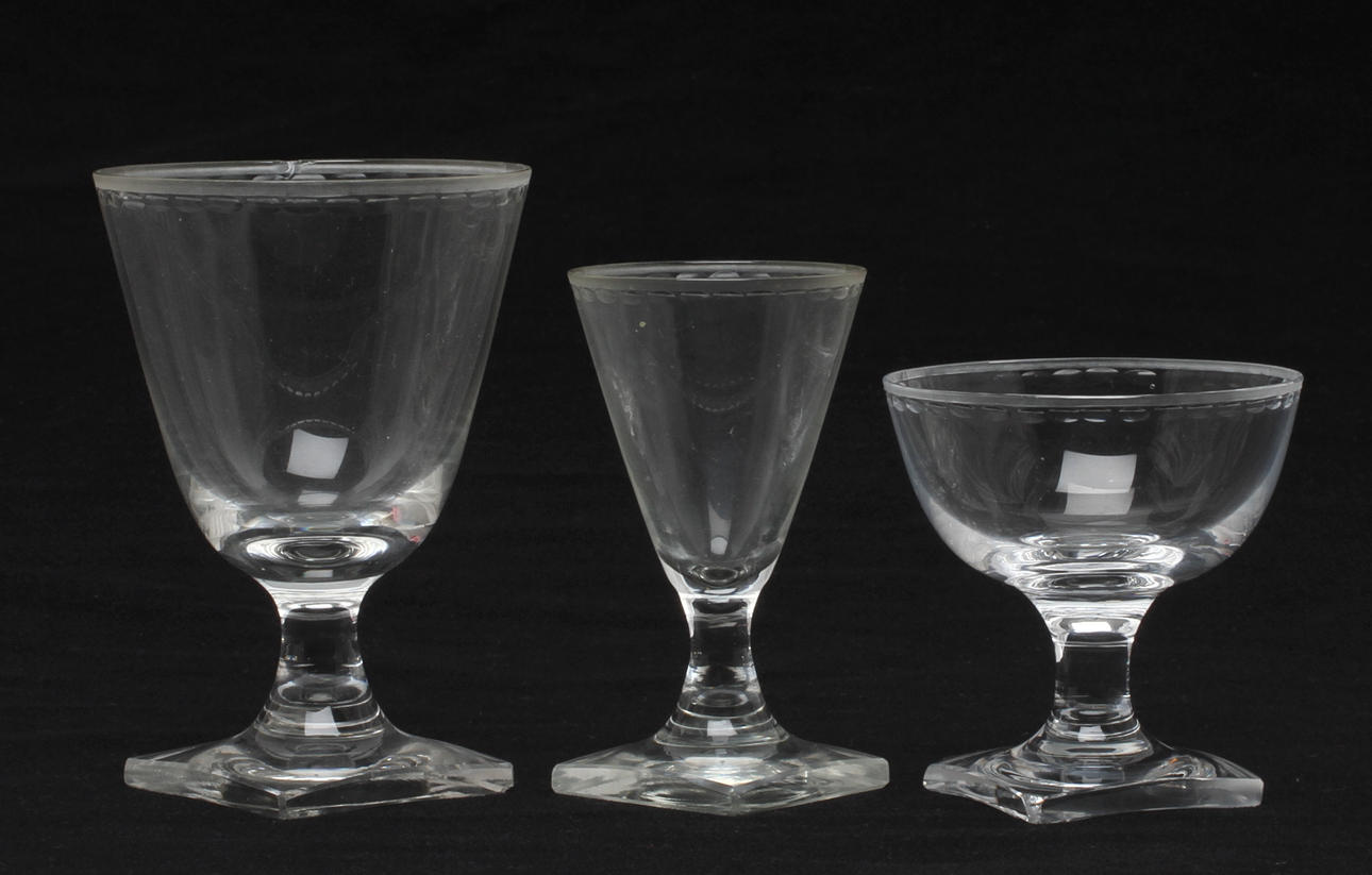 GLASSERVISDELAR, , "Ekeberga pärlbård", Elis Bergh, Kosta.