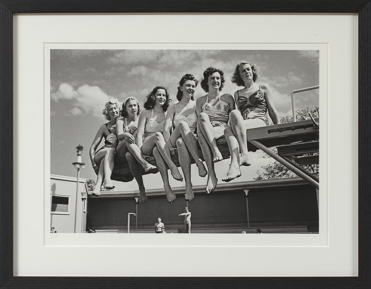 FOTOGRAFI, "Baddräktsvisning på Liseberg 1946", Pigmentbläck på fotopapper, 2 av 9 numrerade exemplar, Bildbyrån Kamerareportage AB samlingar.