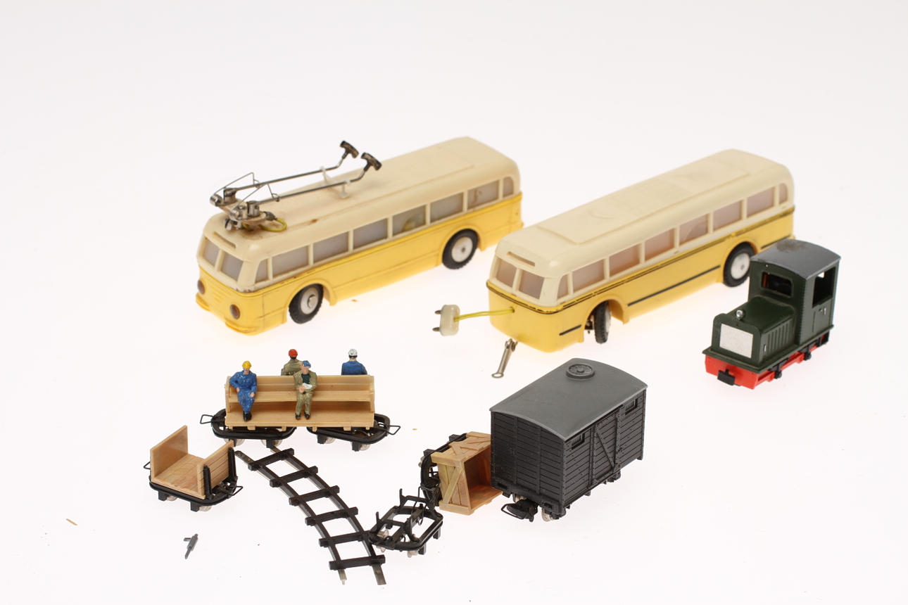 EHEIM TRÅDBUSS MED SLÄP, EGGER BAHN, STOLPAR.