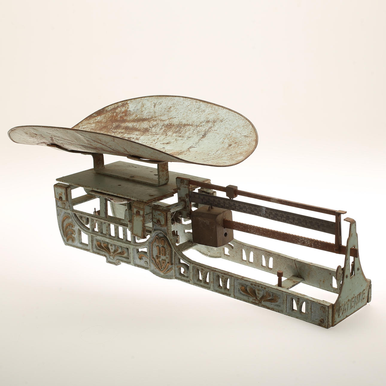 BEBISVÅG, plåt och metall.