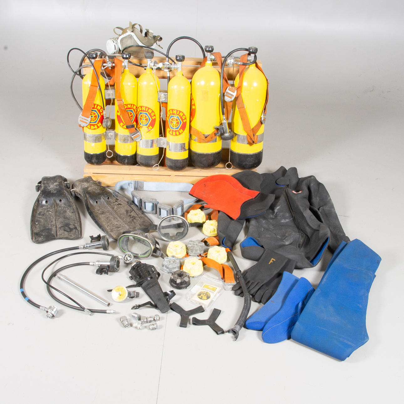 SYRGASTUBER SAMT DYKARTILLBEHÖR.