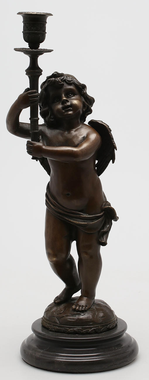 Putti med ljushållare. Brons. Otydlig signatur.