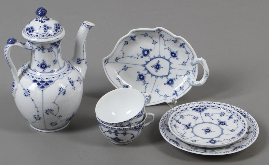 KAFFESERVIS, 23 delar, Musselmalet, Royal Copenhagen samt lövformat FAT, Bing & Gröndal.