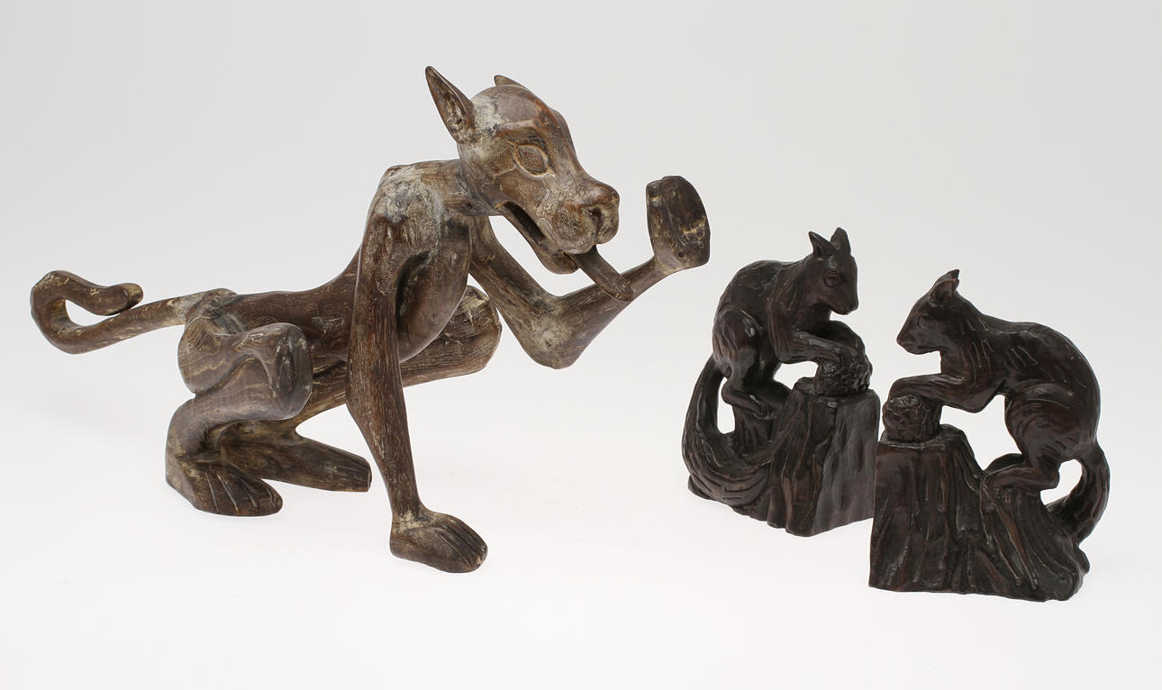 BOKSTÖD samt SKULPTUR, trä, 1900-tal.