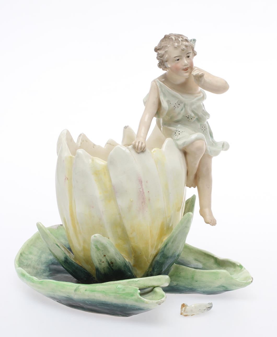 SKÅL, keramik, i form av ängel sittande på näckros, 1900-talets första hälft.