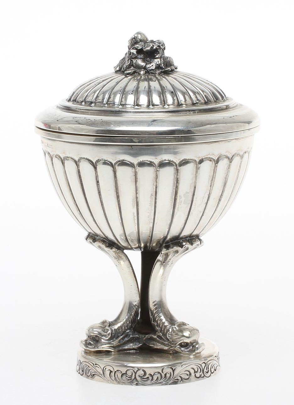 LOCKSKÅL PÅ FOT, silver, svenska importstämplar, Vikt 249 gram.