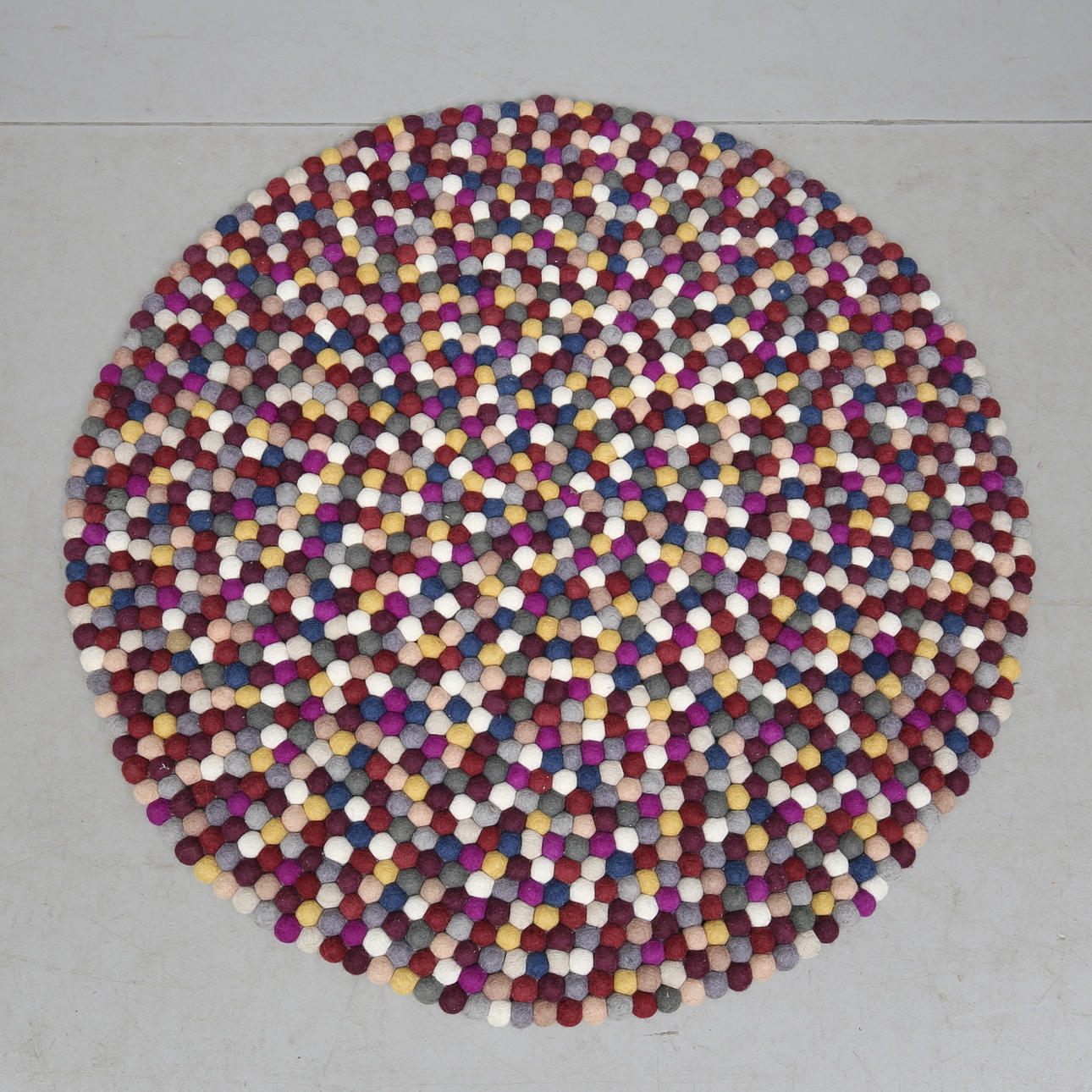 TEPPICH, "Pinocchio", Heu, Durchmesser ca. 90 cm.