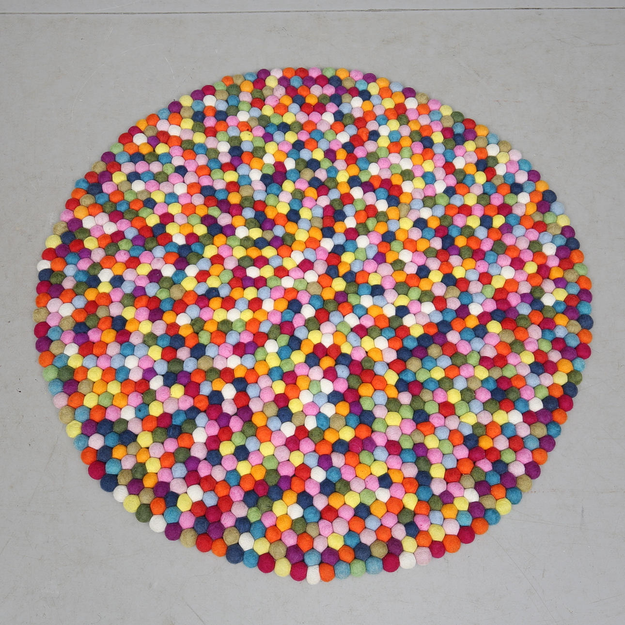 TEPPICH, "Pinocchio", Heu, Durchmesser ca. 90 cm.