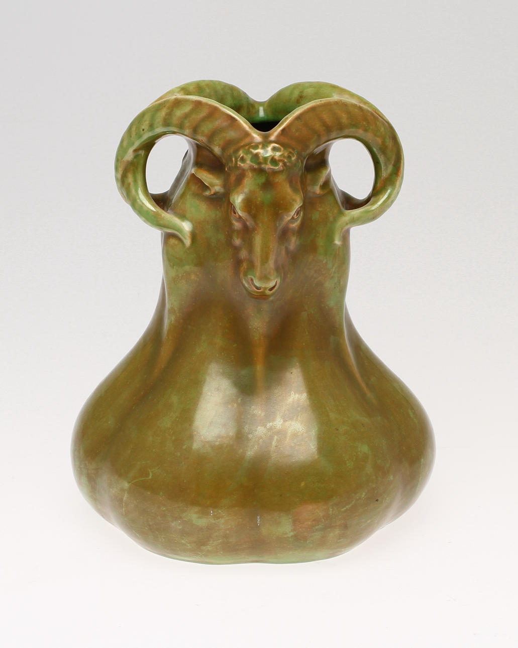 VAS med hänklar, keramik, grön, jugend, märkt Gustavsberg 1901.