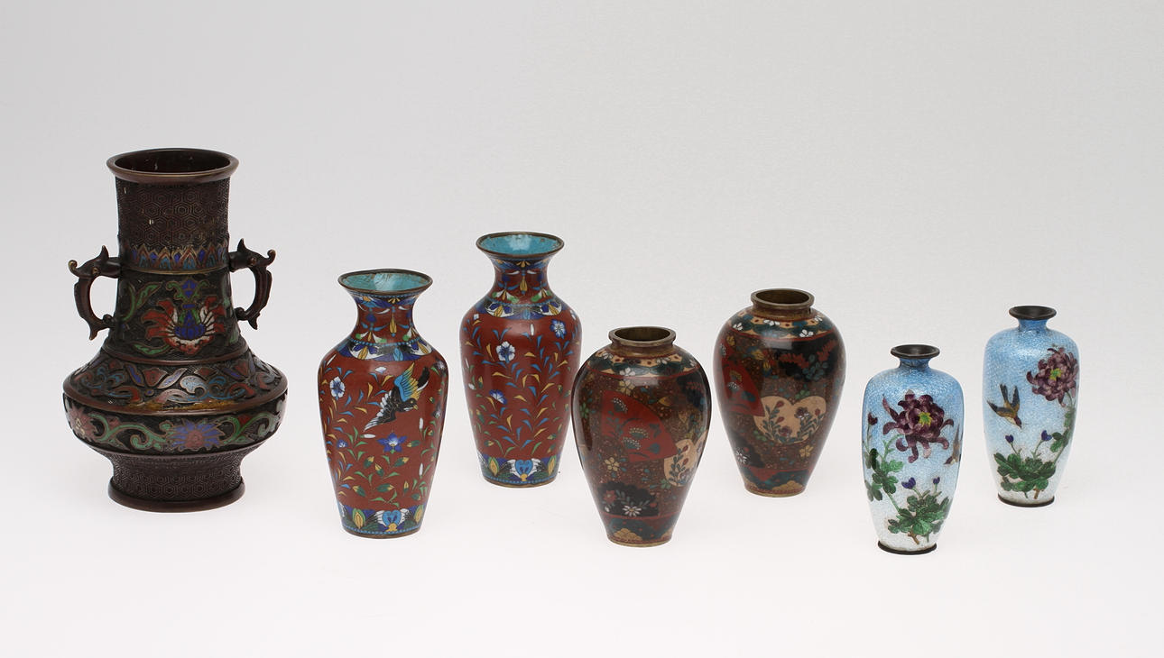 VASER, 3 par samt 1 st, cloisonnéarbeten, 1800/1900-tal.