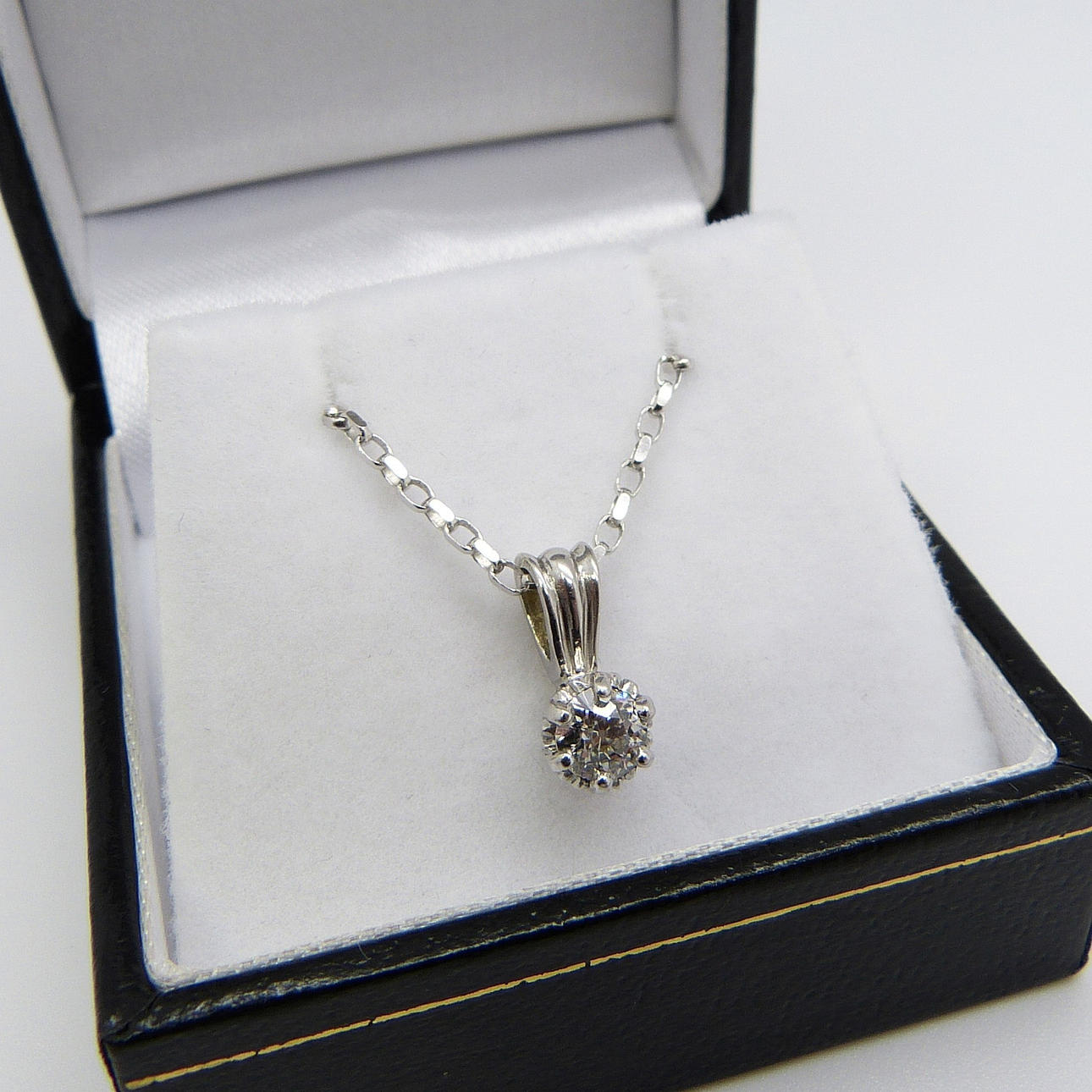 DIAMANT & HVIDGULD HALSKÆDE.