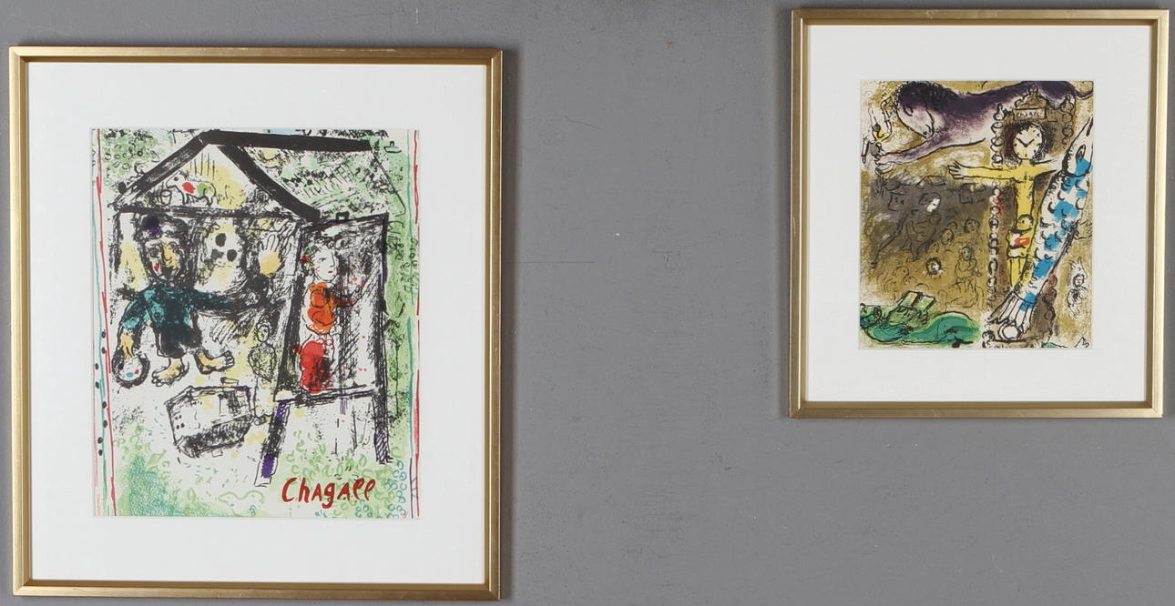 MARC CHAGALL. "Le Peintre Devant Le Village", samt "Le Christ a L'horloge", färglitografier.