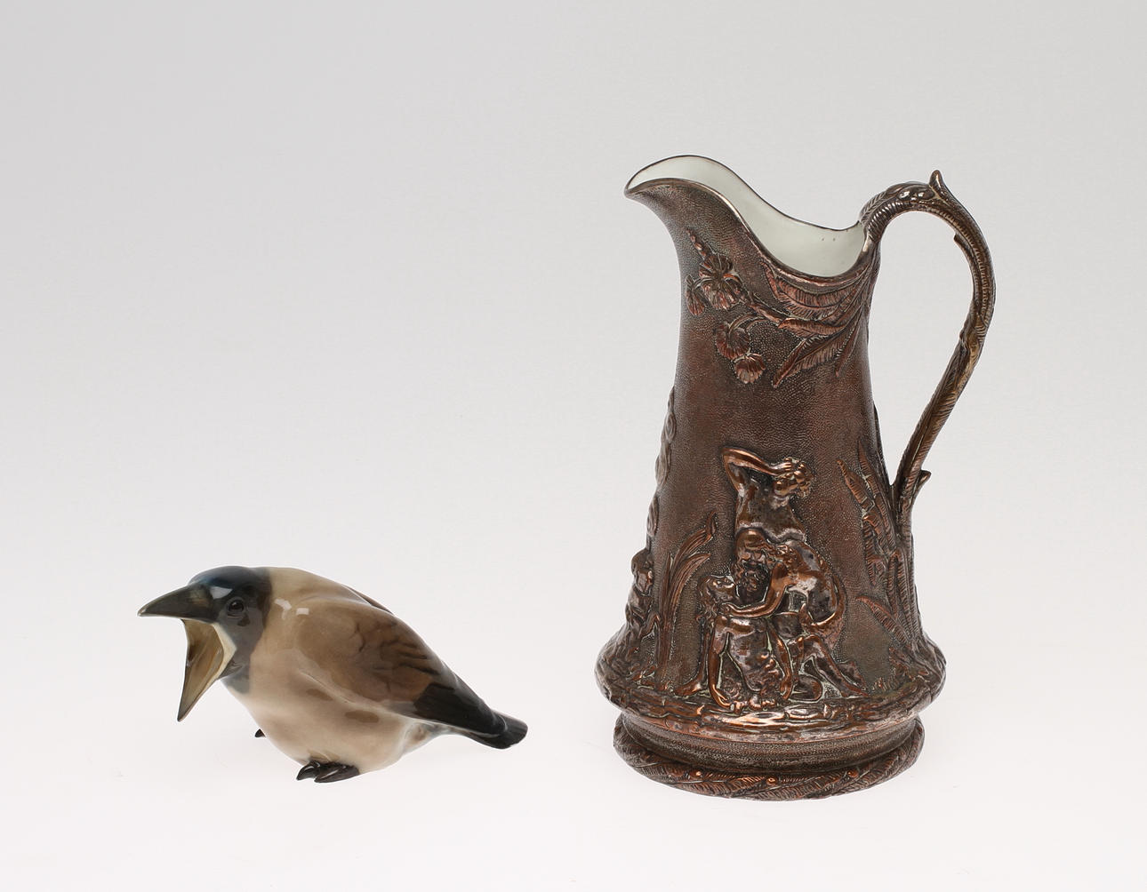 KANNA, keramik med metallöverdrag, Gustavsberg samt FÅGELFIGURIN, porslin, jugend, Rörstrand. Tidigt 1900-tal.