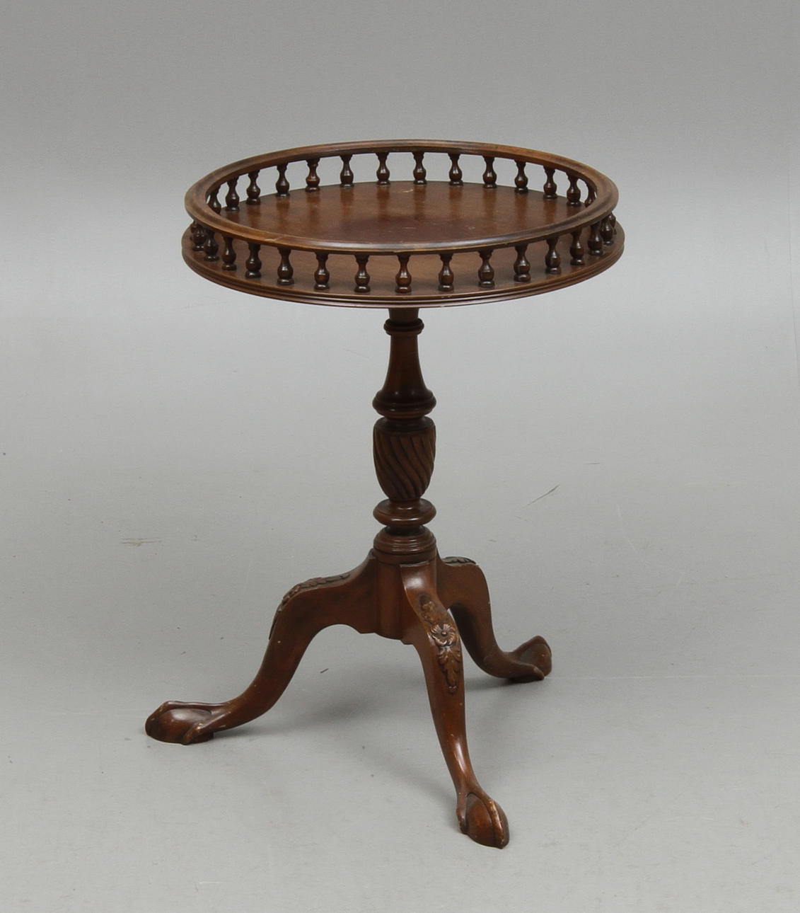 BORD, på pelarfot, 1900-tal.