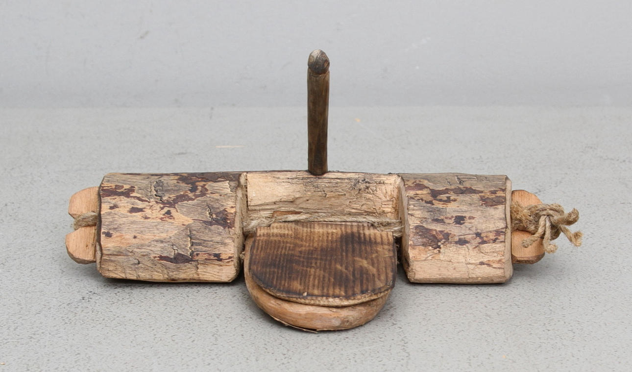 RÅTTFÄLLA, trä, allmoge.