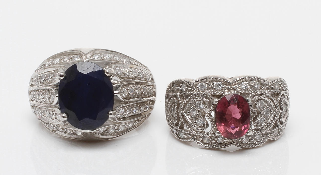 RINGAR 2st, silver med färgade stenar. 2000-tal.