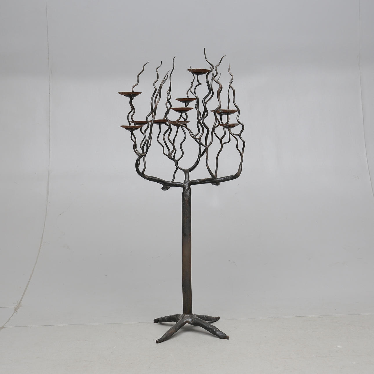 GOLVLJUSSTAKE, smide, 1900-talets andra hälft.