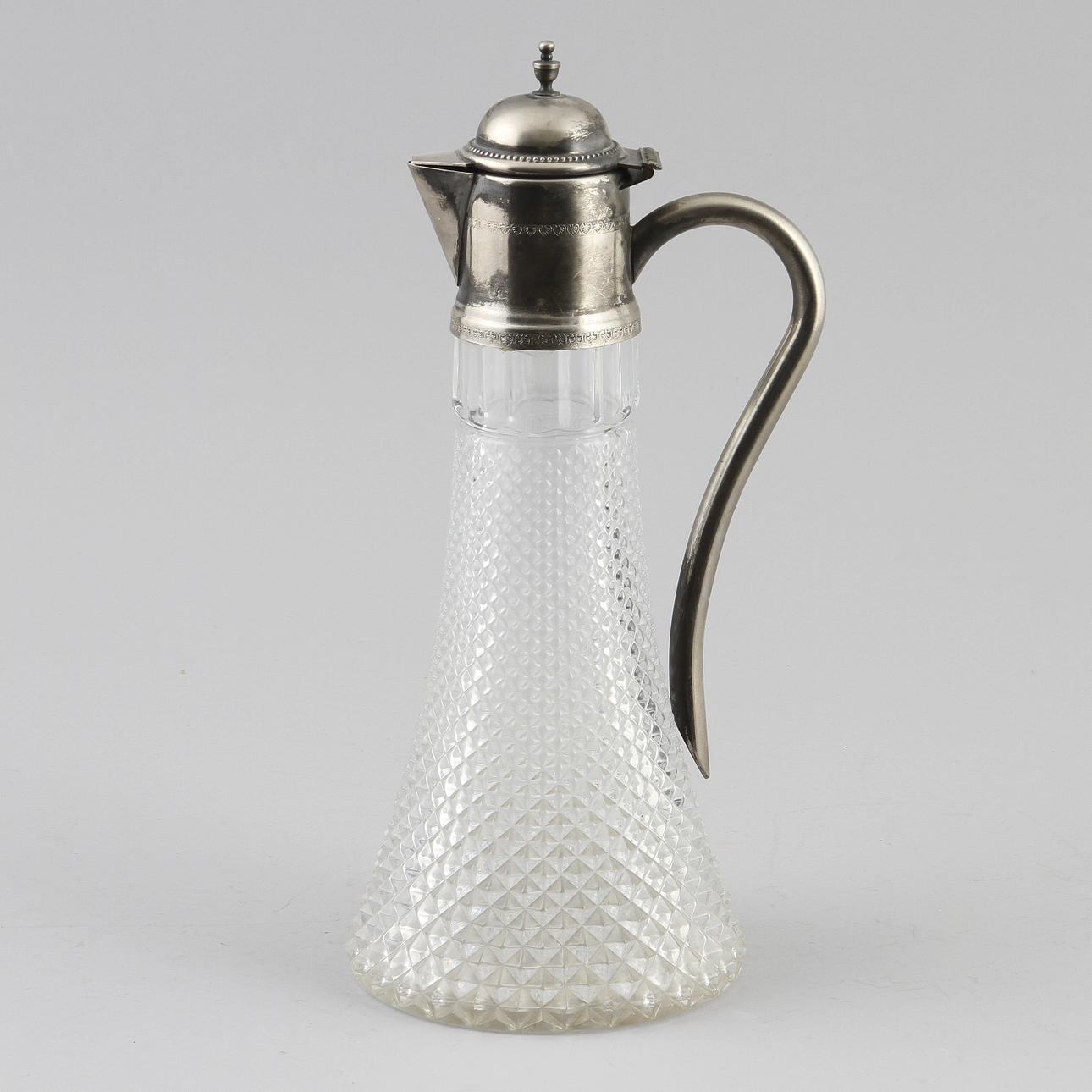 DRYCKESKANNA, glas och vitmetall, sekelskiftet 1800/1900-tal.