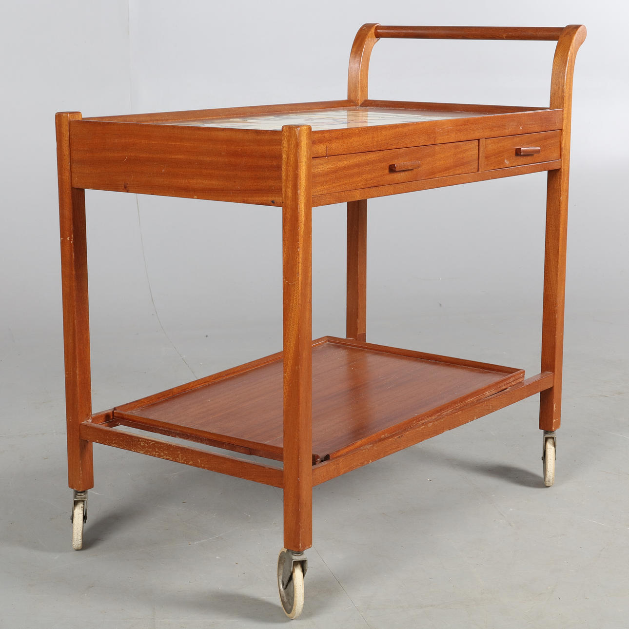 SERVERINGSBORD PÅ HJUL.