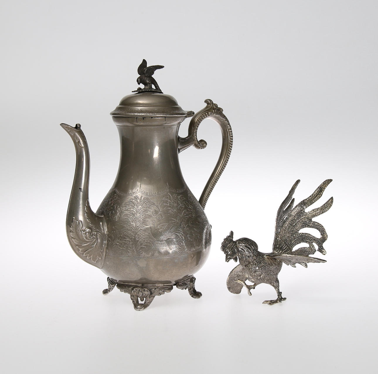 KANNA, Nysilver, England, Dekor av fågel på kannans lock + Tupp, figur i metall, 1800-tal.