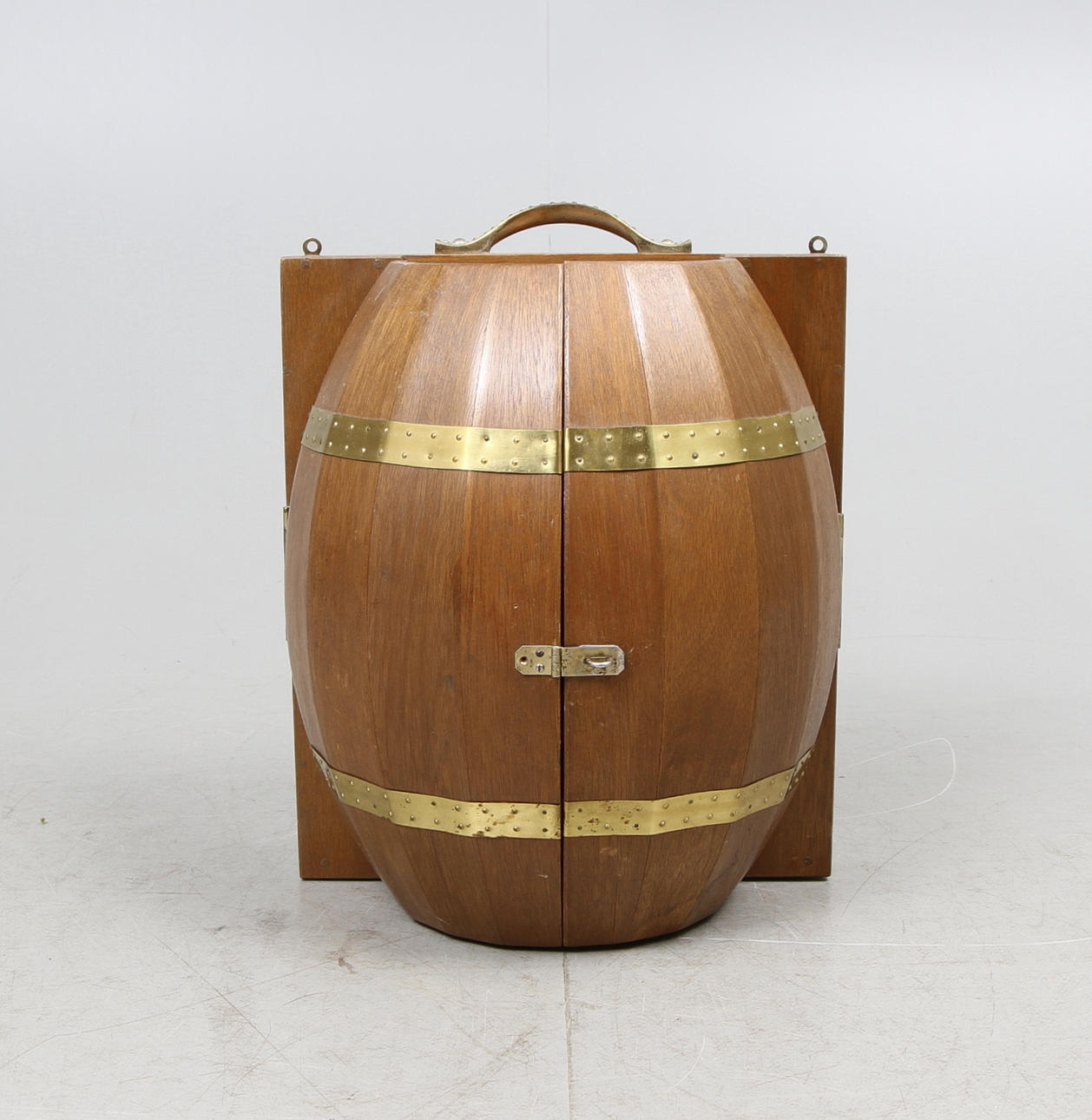 BAR, vägghängd, i form av tunna, 1900 tal.