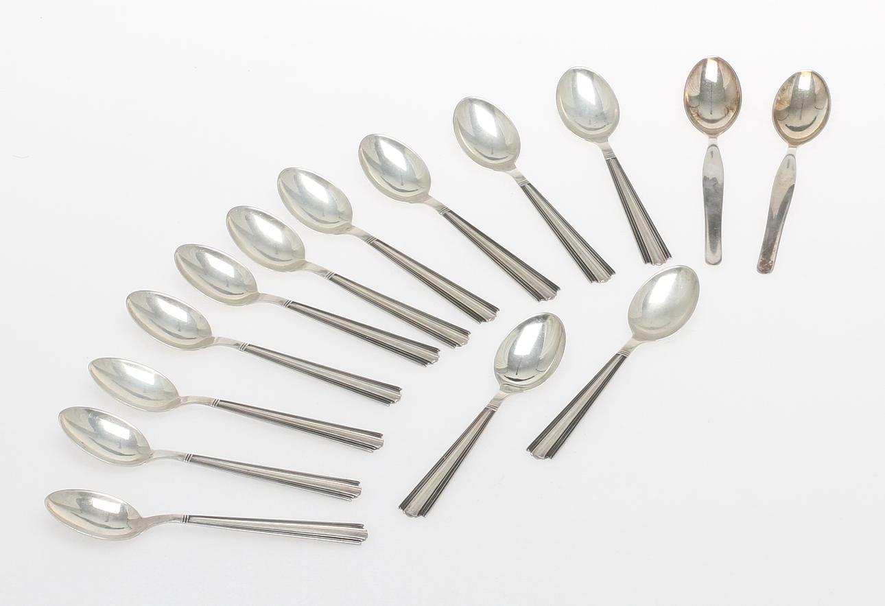 KAFFESKEDAR, 12 st + 2, silver, mestadels "Margit" Hopeatehdas Oy Helsingfors Finland 1961. Tot vikt ca 173 gram.