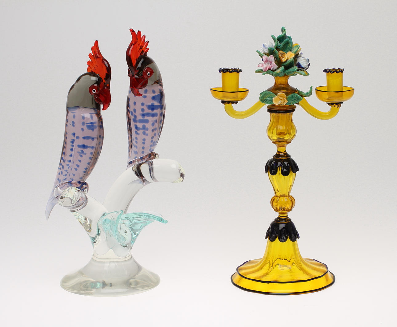 LJUSSTAKE samt FIGURIN, glas, troligen Italien, 1900-tal.