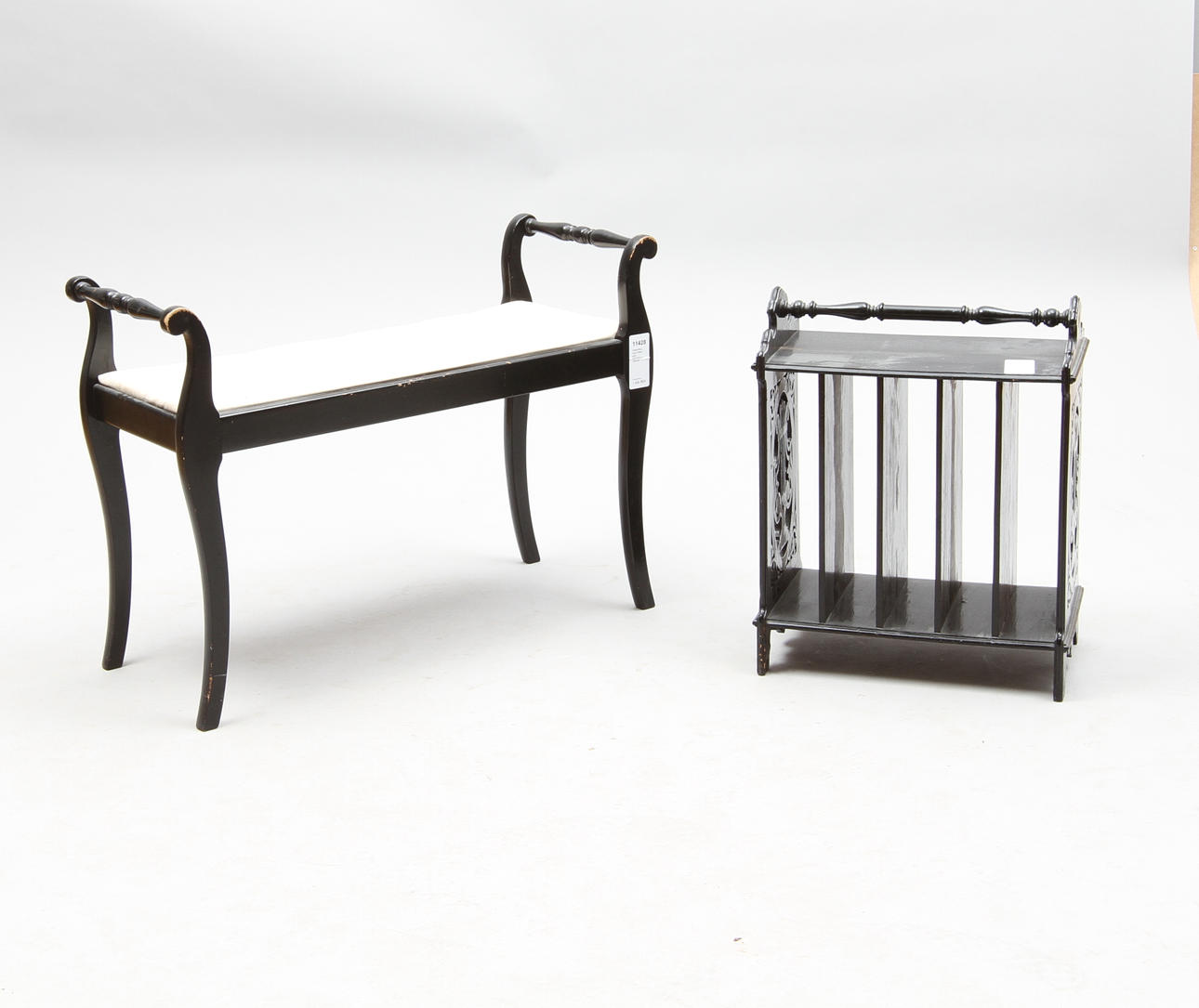 PIANOPALL, med notfack samt NOTHYLLA. 1900-tal.