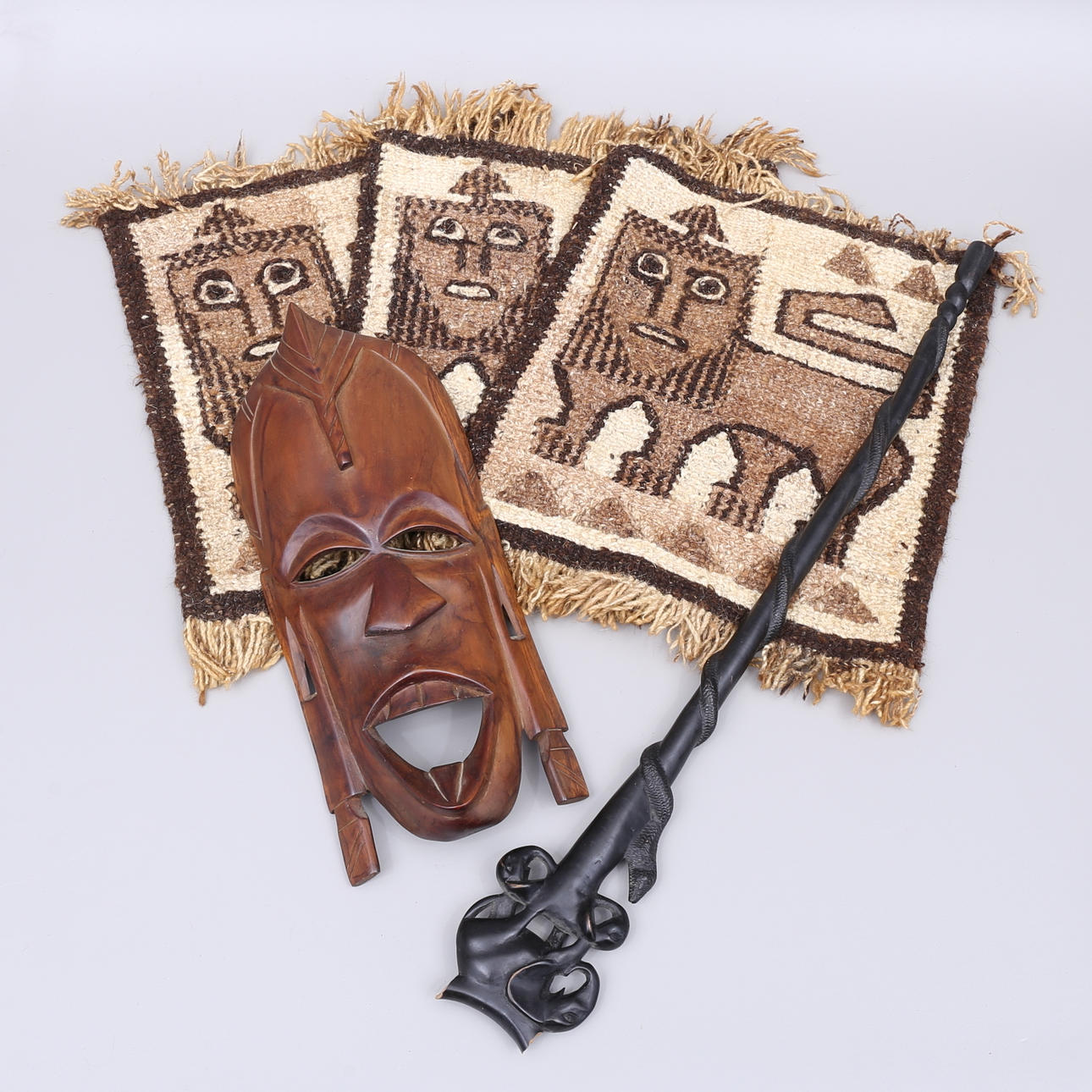 MASKE, TEPPICHE, STAB, Holz, Wolle, Afrika.