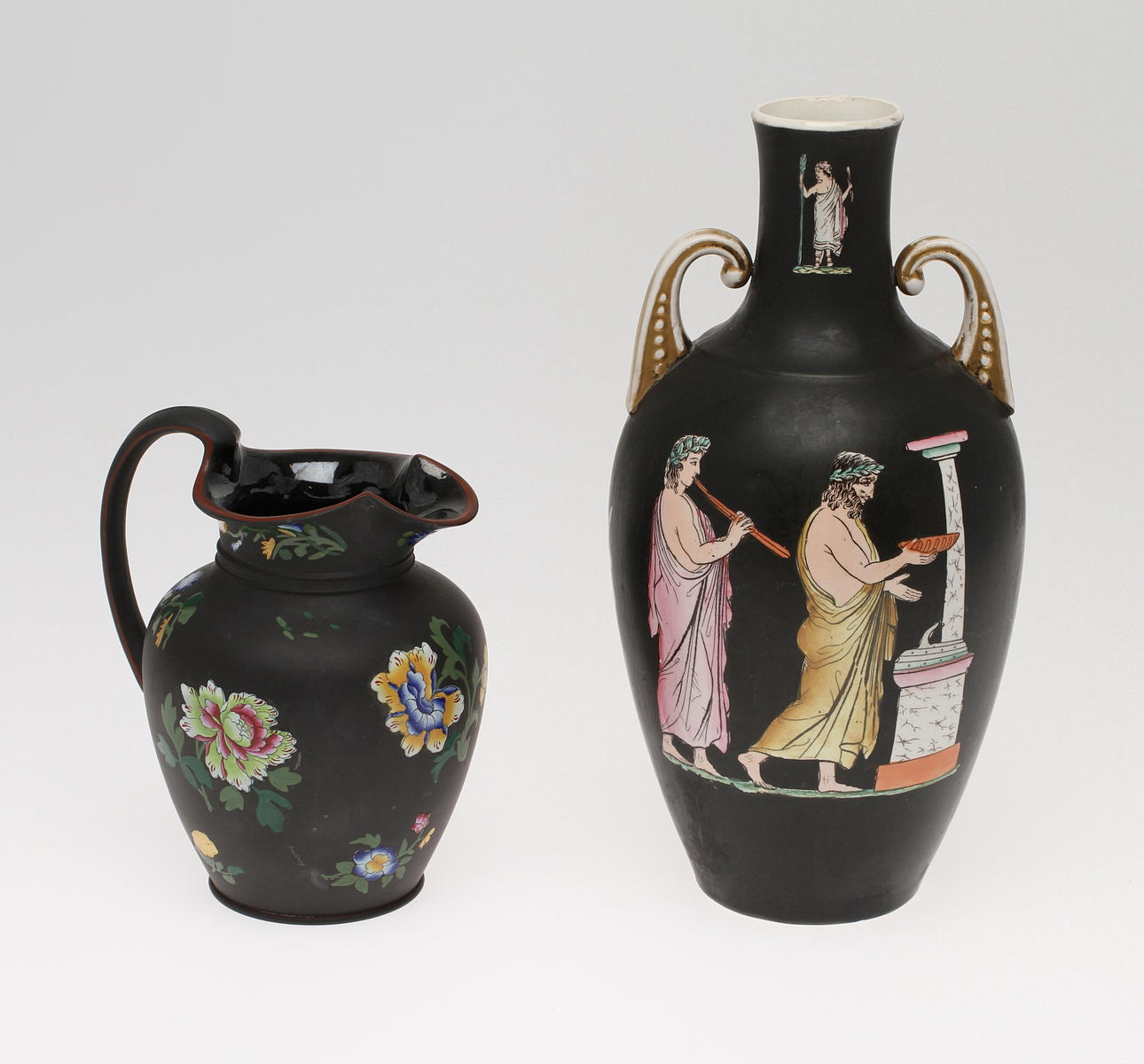 KANNA, Wedgewood samt URNA med hänklar, omärkt. 1800/1900-tal.