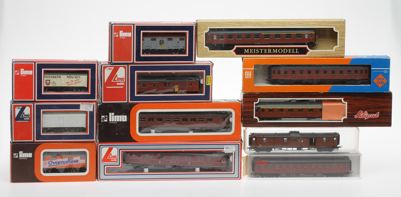 MODELLTÅG LIMA , LILIPUT och hemmabyggen, 4 godsvagnar och 8 personvagnar delvis i originalkartong.