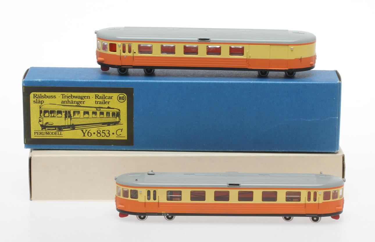 MODELLTÅG PERL rälsbuss Y6 853 med släp i originalkartong.
