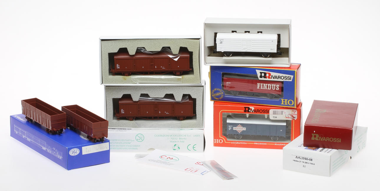 MODELLTÅG RIVAROSSI 3 godsvagnar, UGJ 2 godsvagnar och CM LASER 2 godsvagnar i originalkartong.