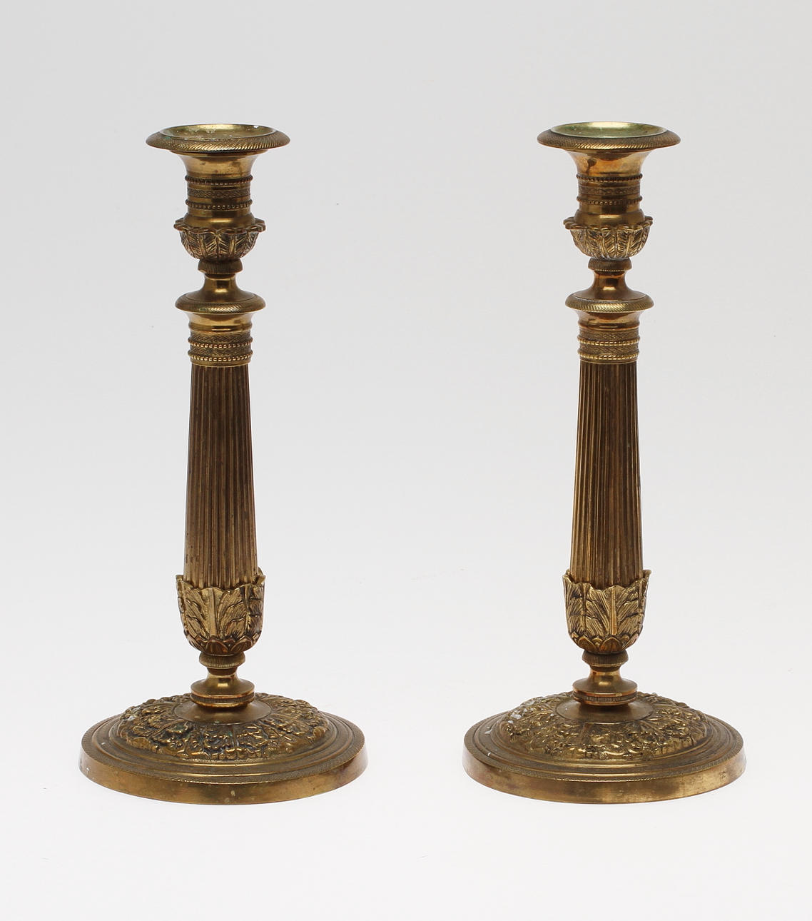 LJUSSTAKAR, 1 par, empire-stil, mässing. 1800/1900-tal.