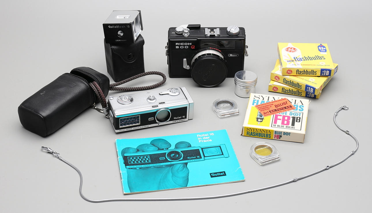KAMEROR, 2 st, med tillbehör, Rollei 16, Ricoh 500 G.