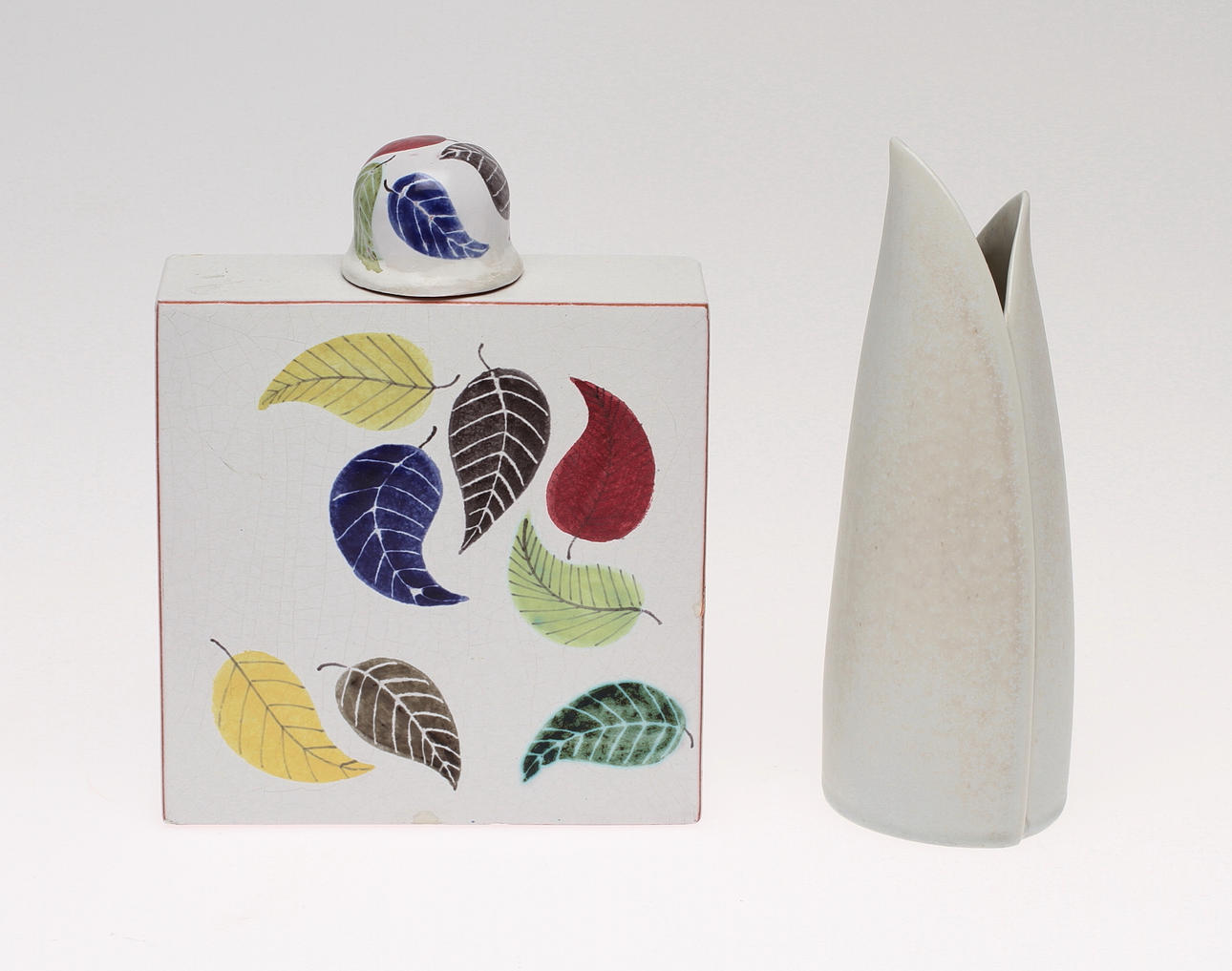 FLASKA MED LOCK, fajans samt VAS, "Endiv". Stig Lindberg, Gustavsberg.