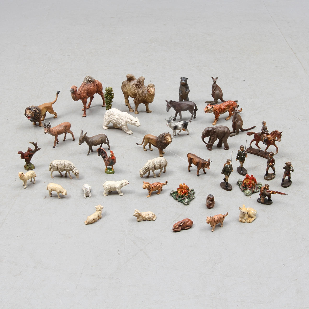 FIGURER bland annat ELASTOLIN och LINEOL. Cirka 40 delar.