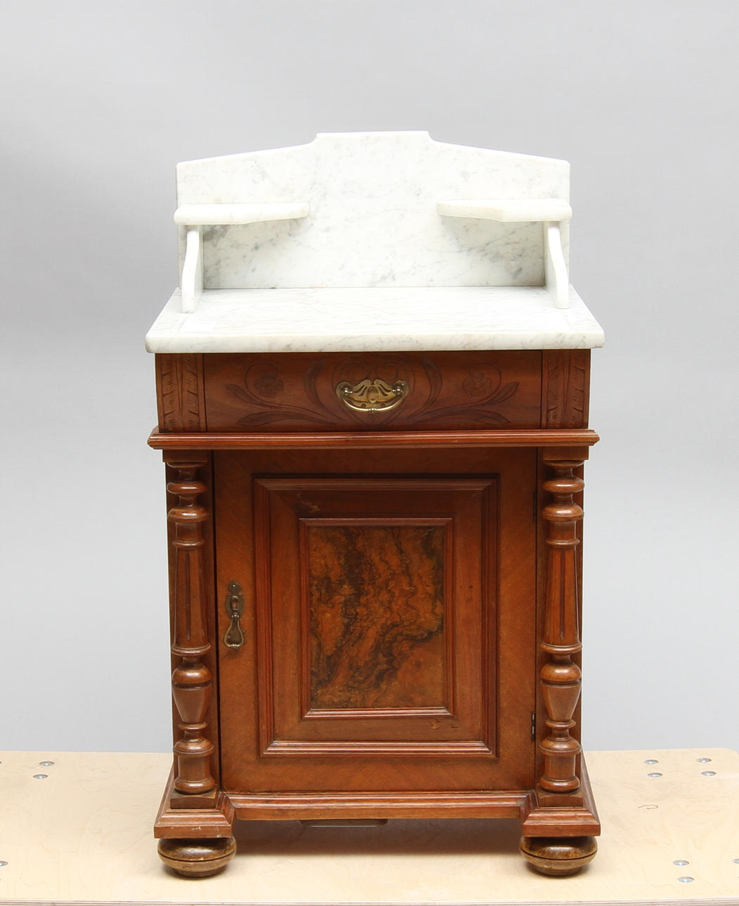 KOMMOD, med stenskiva, nyrenässans, 1800-tal.