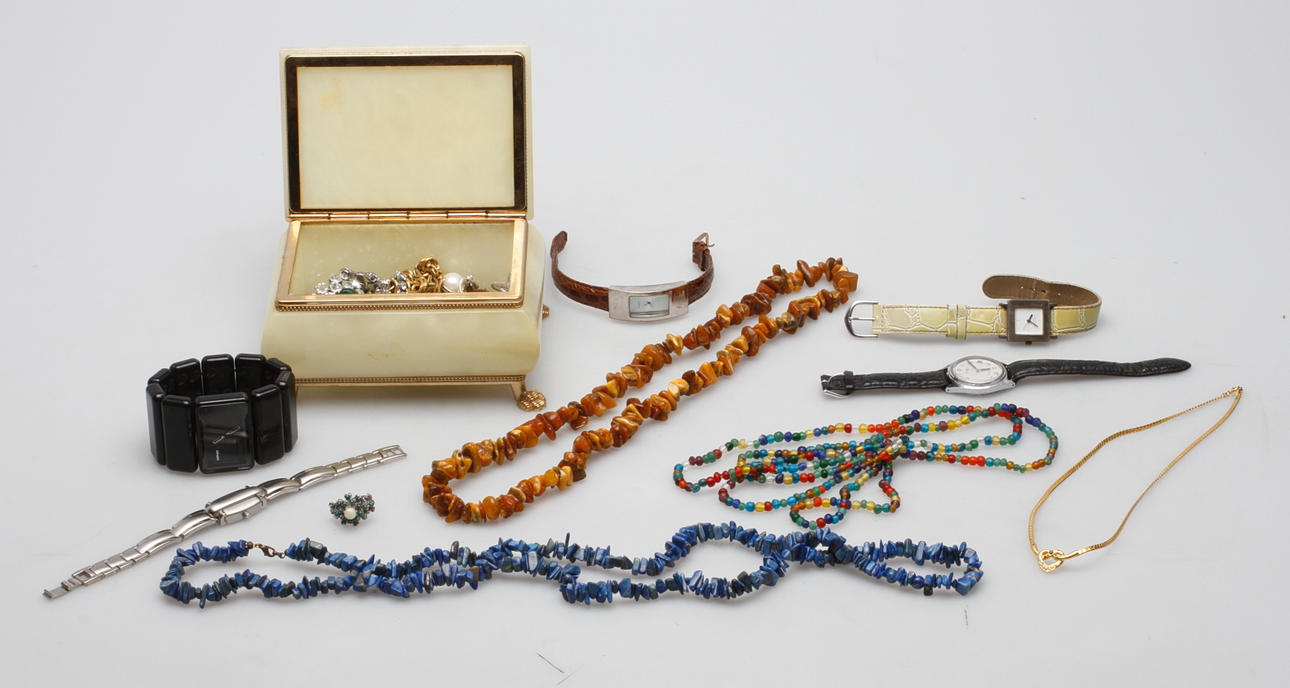 BIJOUTERIER och ARMBANDSUR, 1900-2000-tal samt SLIPSNÅL, 10k guld samt förgylld.