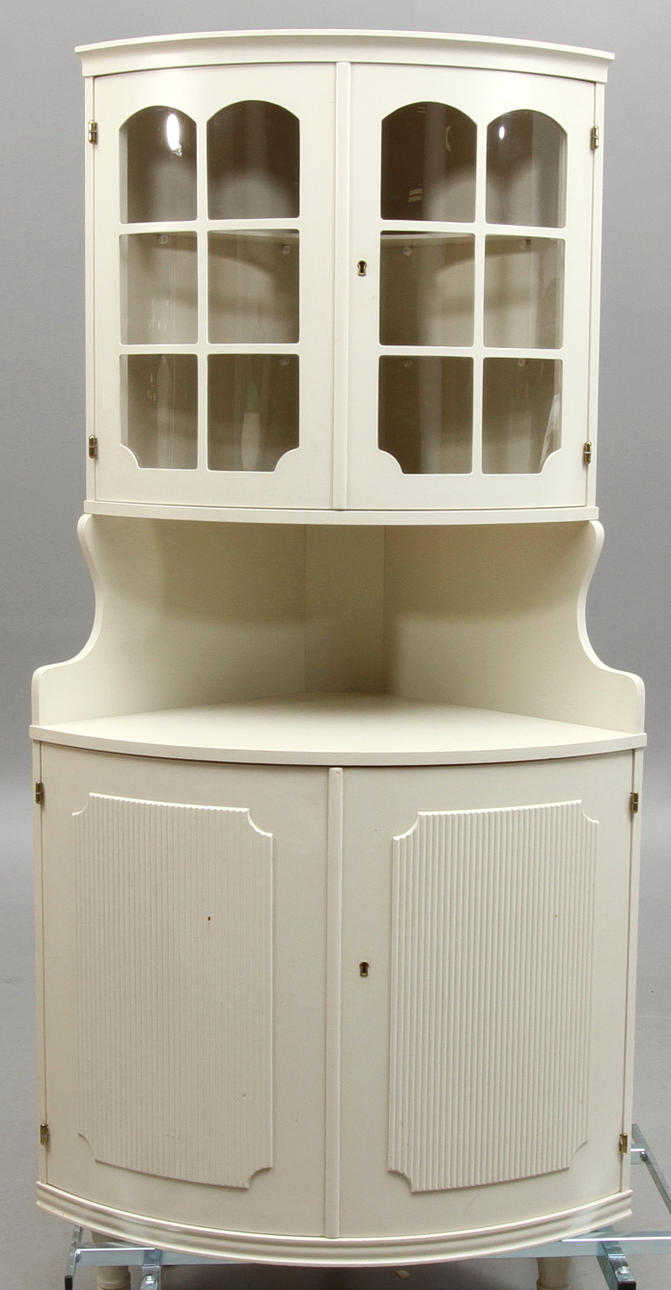 HÖRNVITRINSKÅP, gustaviansk stil, 1900/2000-tal.