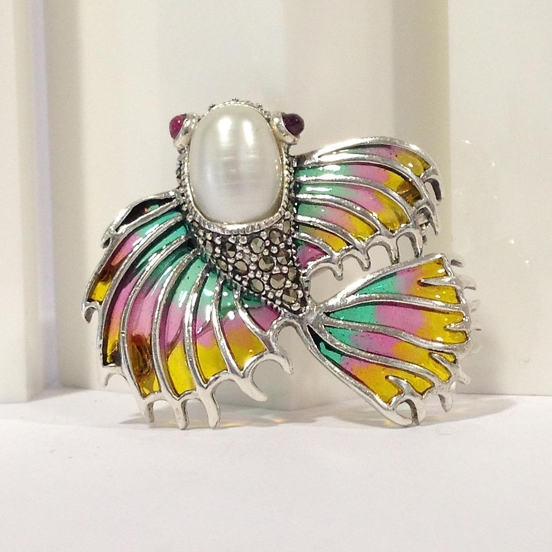 BROCHE / COLGANTE PEZ SIAMÉS.