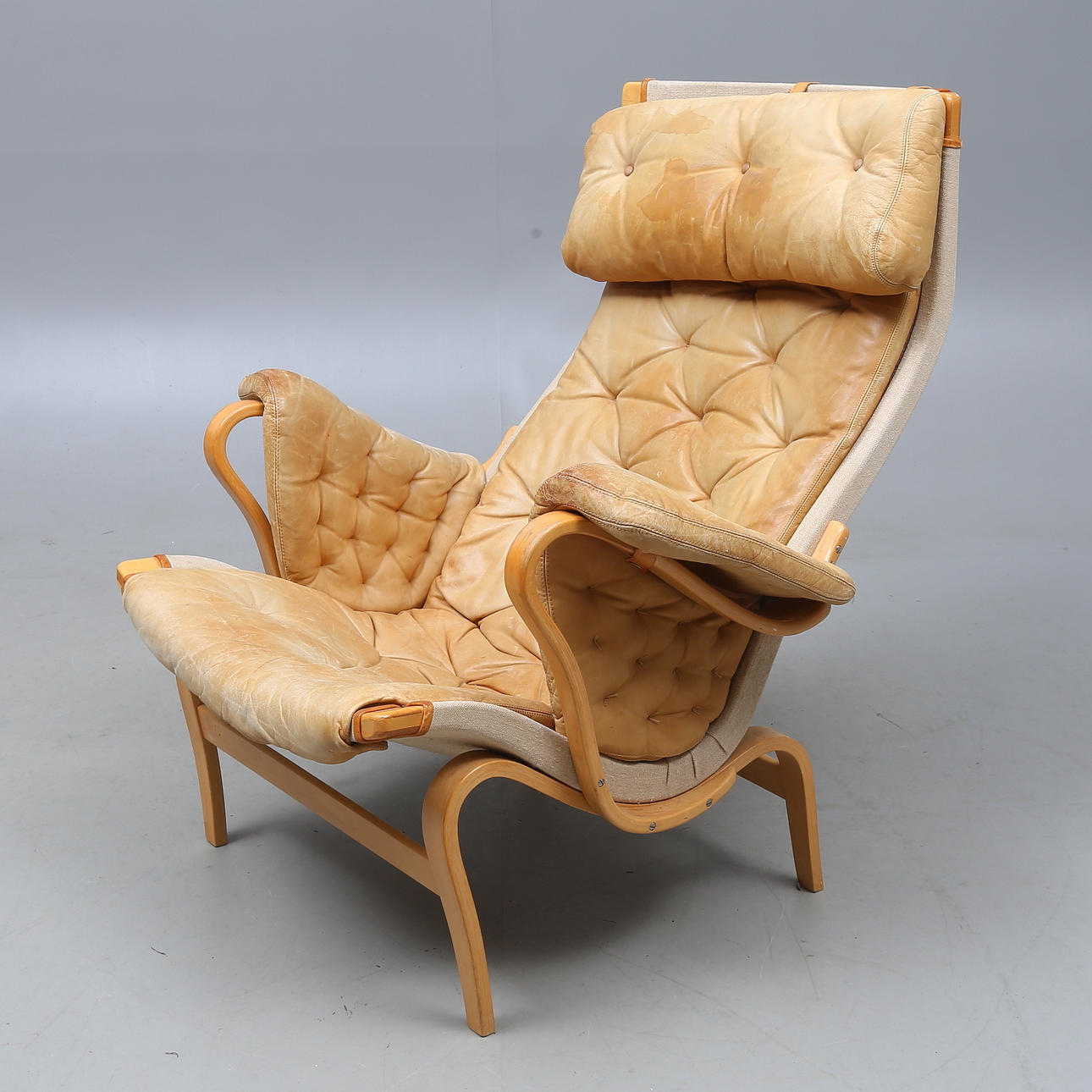 BRUNO MATHSSON. Fåtölj, "Pernilla", för Dux.