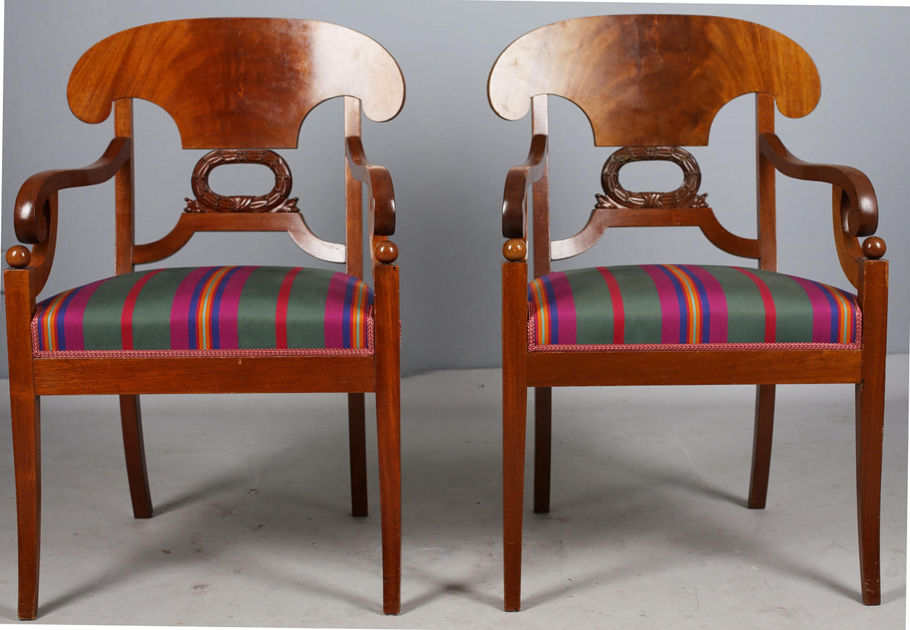 KARMSTOLAR, ett par, empirestil, 1900-talets första hälft.