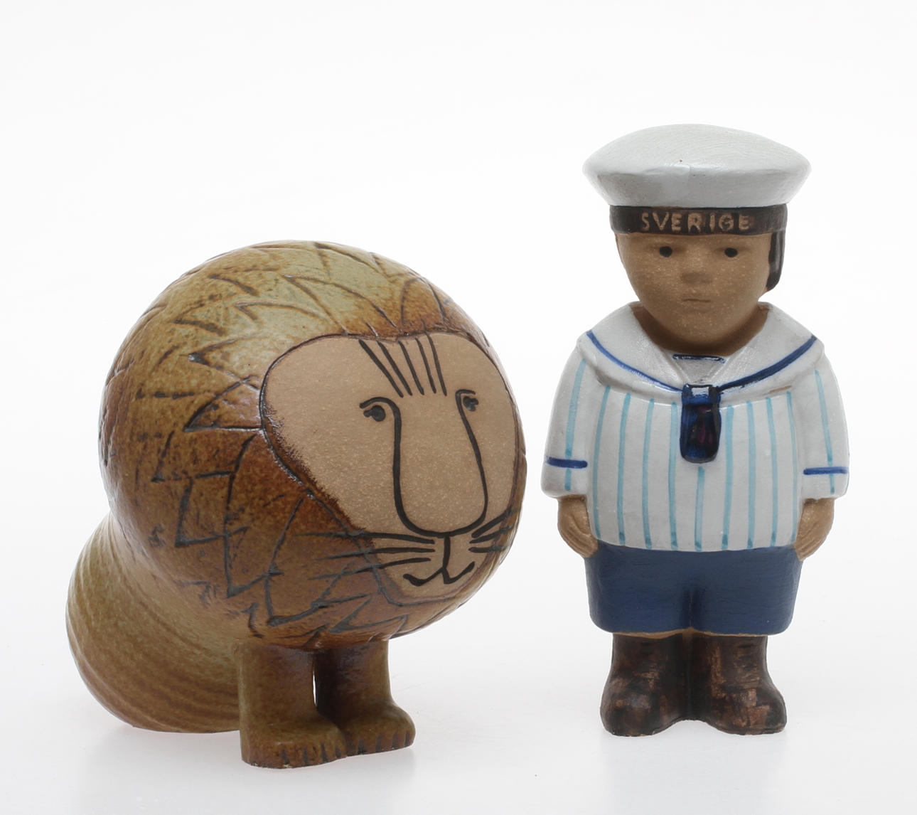 FIGURINER, 2 st, stengods, Lejon & Gustaf, Lisa Larsson.