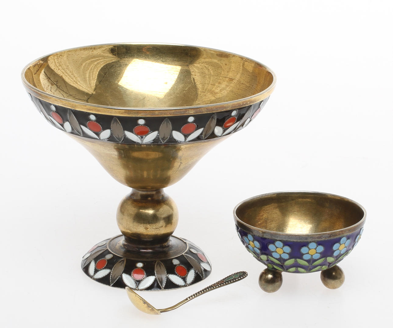 SKÅL PÅ FOT samt SALTKAR MED SKED, silver med emaljarbete, Ryssland, 1900-talets andra hälft. Tot vikt ca 164 gram.