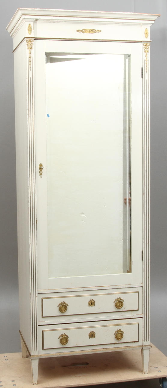 KLÄDSKÅP, gustaviansk stil, 1900-talets första hälft.