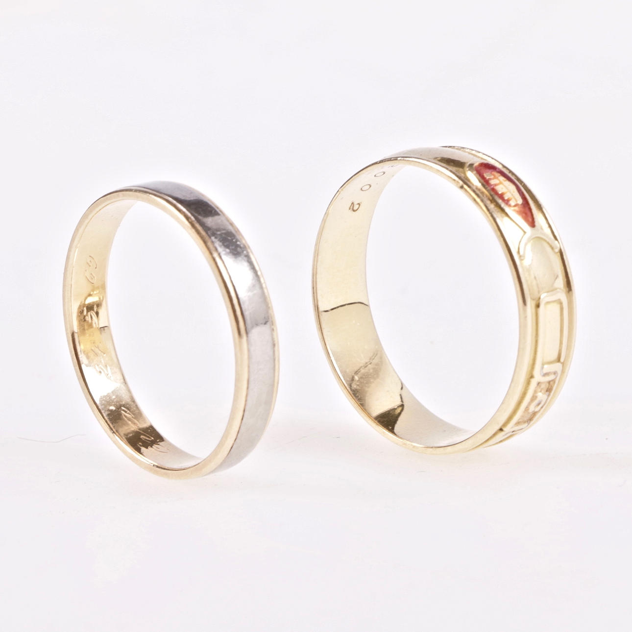 RINGAR, 2 st. 18k guld, delvis Guldteknik i Köping, 19/2000-tal.